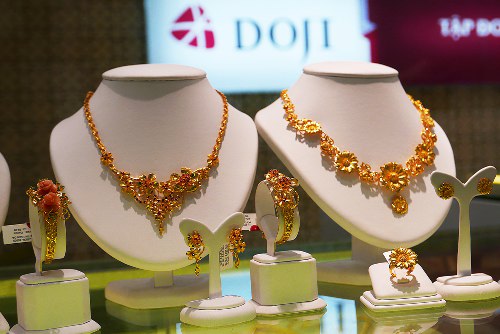 Đôla vẫn neo cao, giá vàng SJC giảm nhẹ